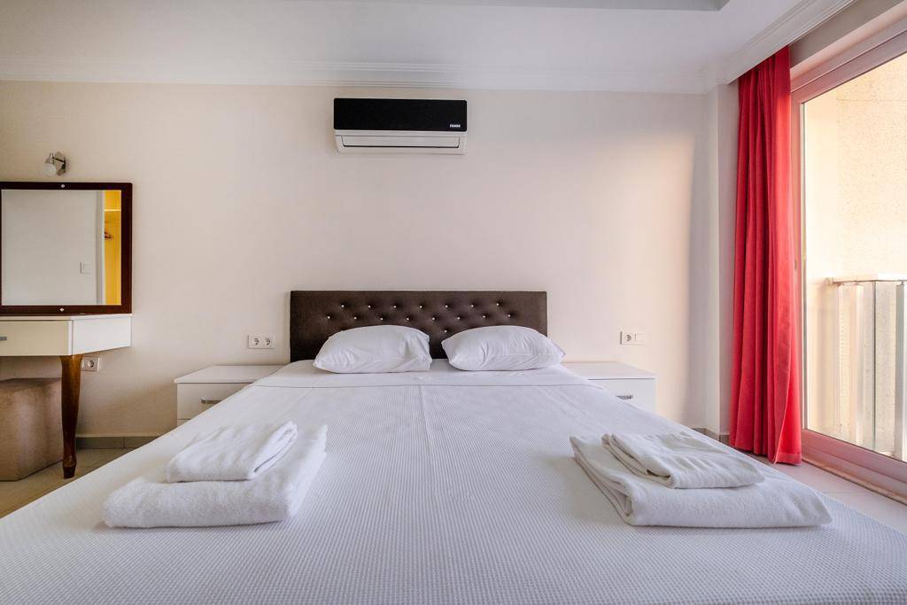 Fethiye Ölüdeniz'de Geniş Bahçeli, Özel Havuzlu, Kiralık Villa