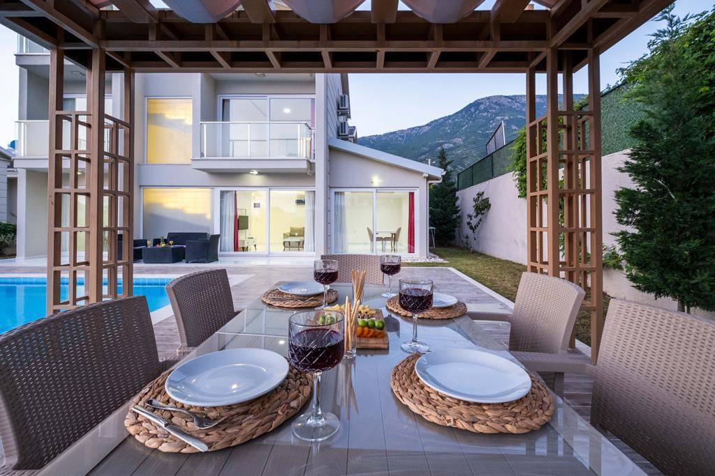 Fethiye Ölüdeniz'de Geniş Bahçeli, Özel Havuzlu, Kiralık Villa