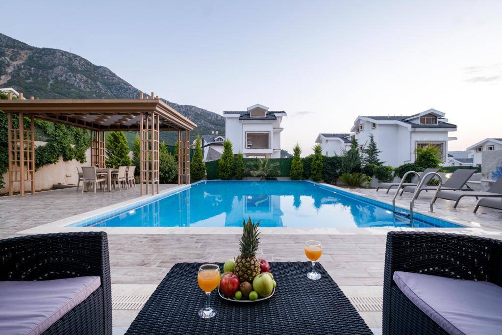 Fethiye Ölüdeniz'de Geniş Bahçeli, Özel Havuzlu, Kiralık Villa
