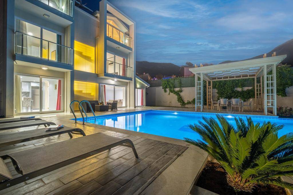 Fethiye Ölüdeniz'de Geniş Bahçeli, Özel Havuzlu, Kiralık Villa