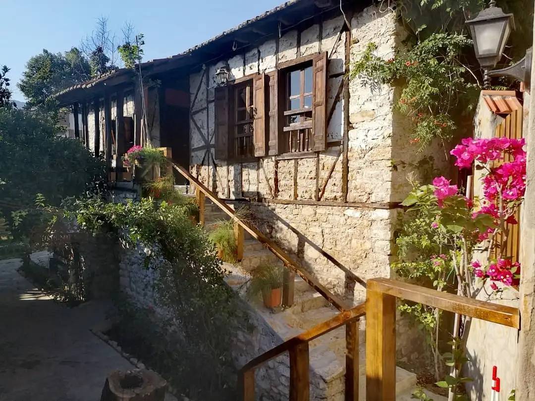 Antalya Konyaaltı'nda Doğa İle İç İçe, Otantik Köy Evi Mimarili, Kiralık Oda