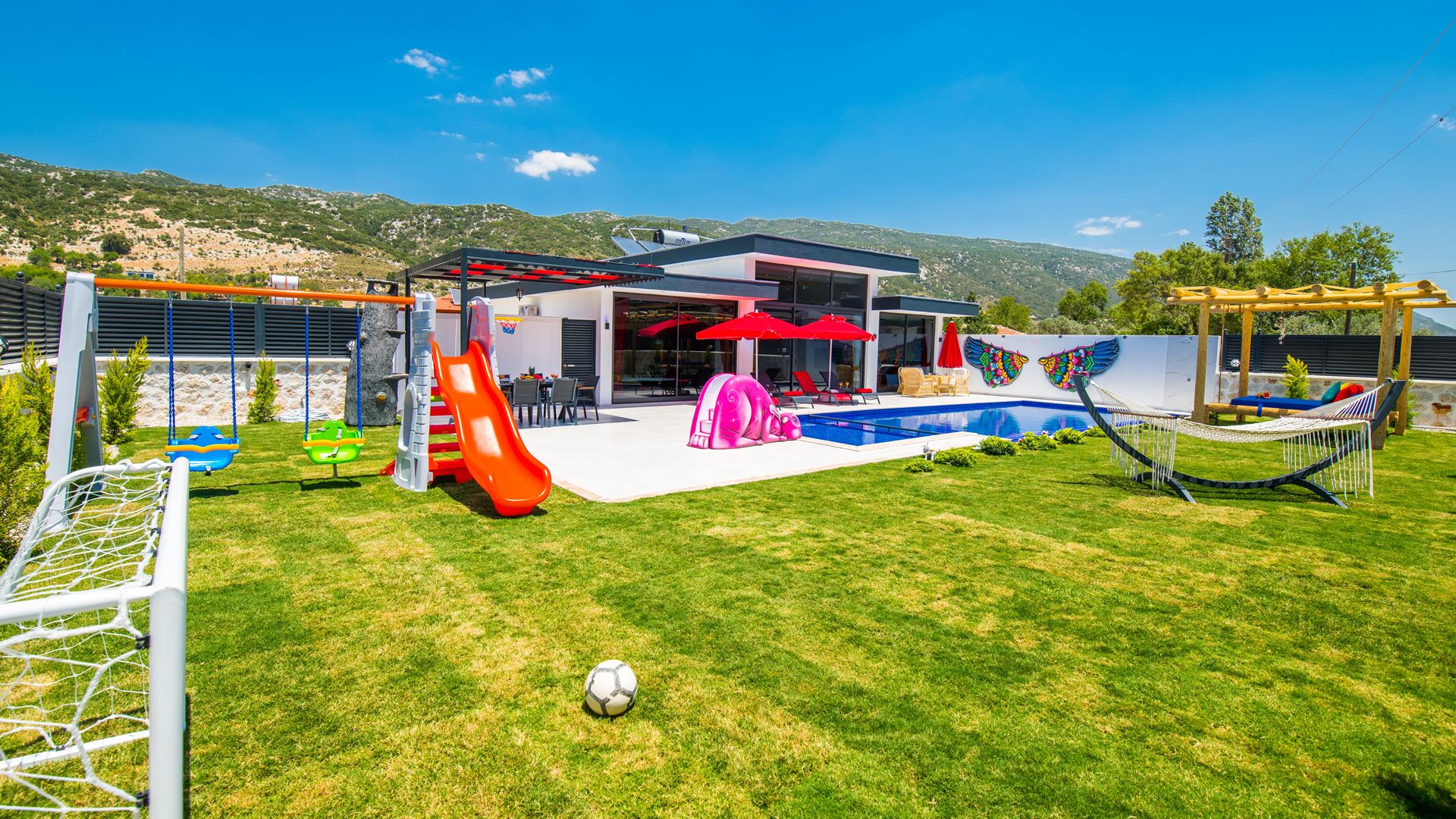 Kalkan Sarıbelen'de Geniş Bahçeli, Korunaklı Özel Havuzlu, 5 Kişilik Villa