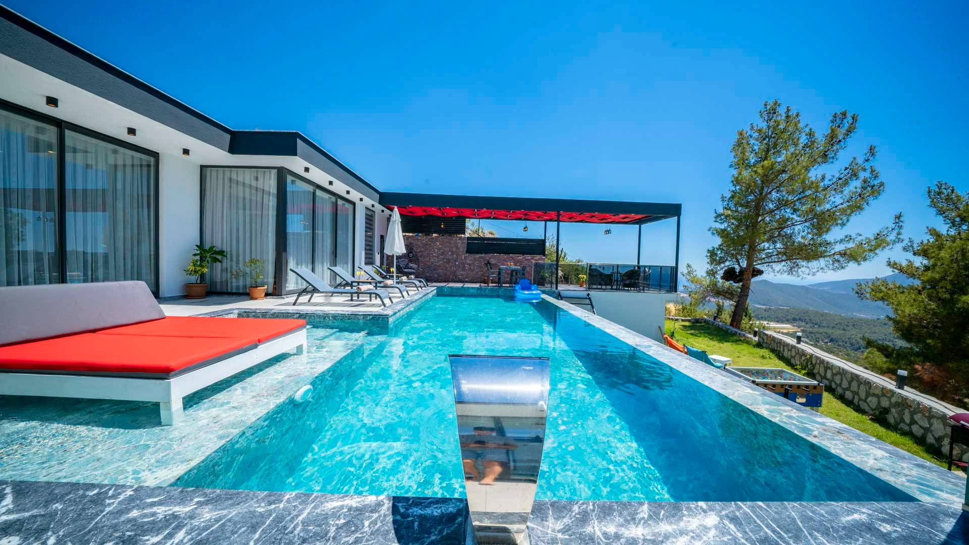 Kalkan Üzümlü'de Panoramik Deniz Manzaralı, Kapalı ve Isıtmalı Havuzlu, 4 Kişilik Villa