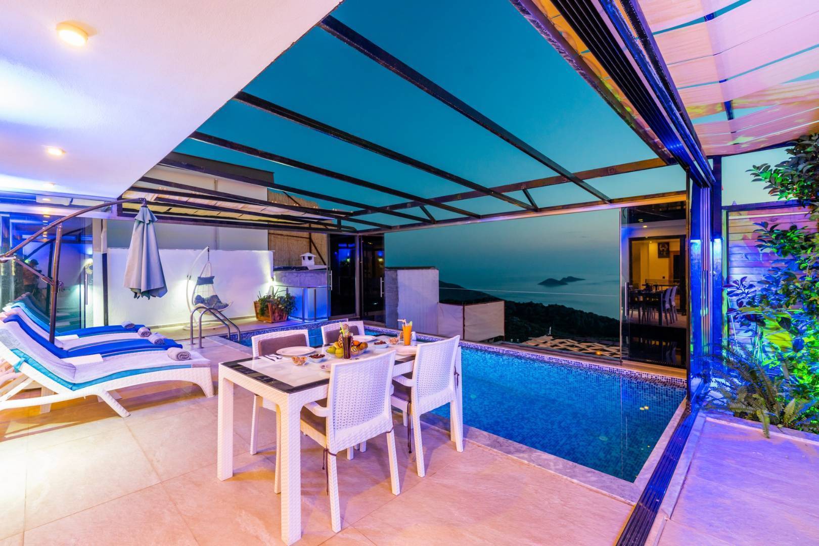 Kaş Kalkan'da Deniz Manzaralı, Isıtmalı Havuzlu, Modern Tasarımlı Kiralık Villa