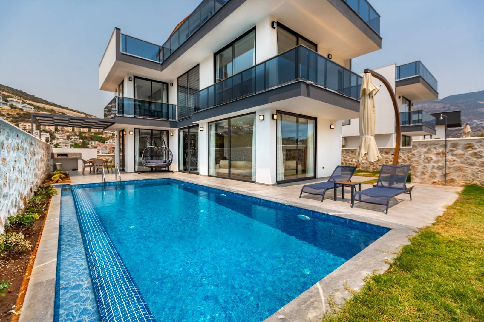 Kalkan Kalamar'da Plaja Yakın Konumda, Özel Havuzlu, Modern Villa