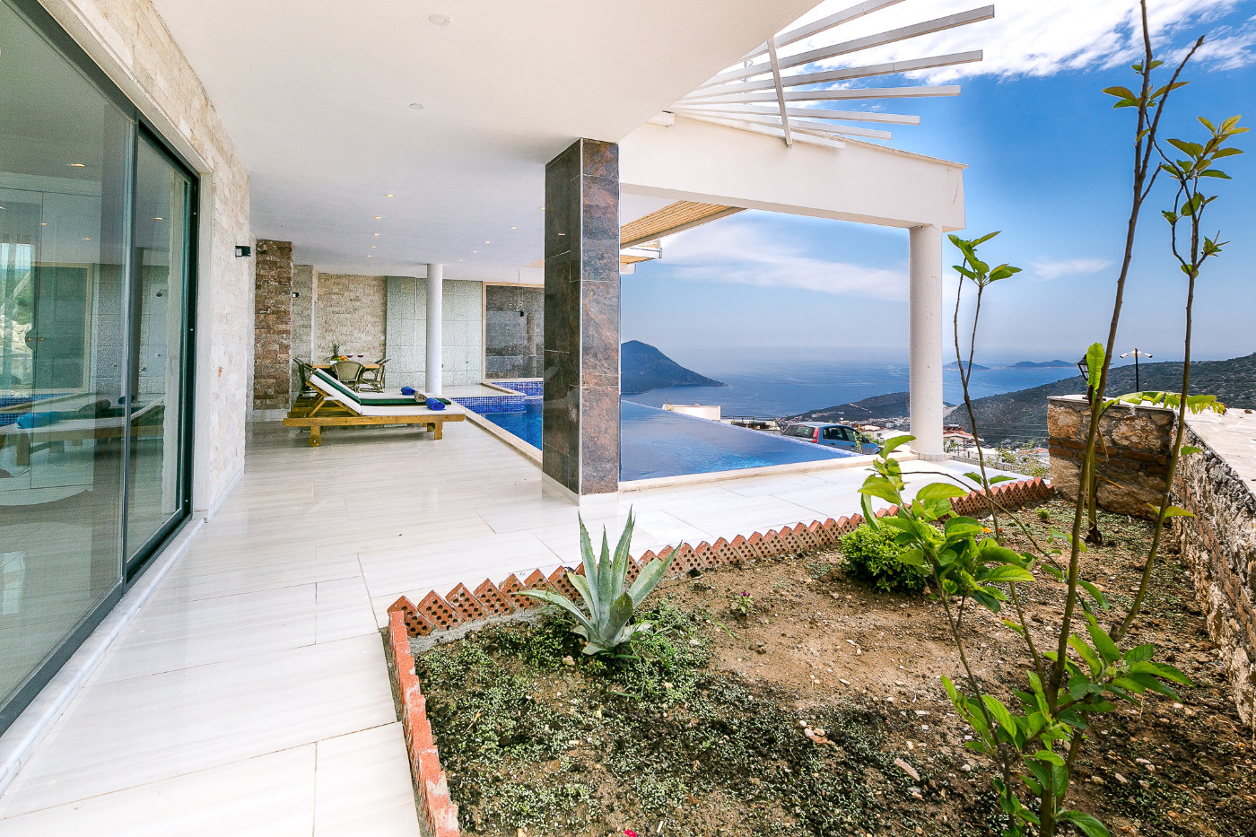 Kaş Kalkan'da Eşsiz Deniz ve Gün Batımı Manzaralı, Özel Havuzlu, Modern Villa
