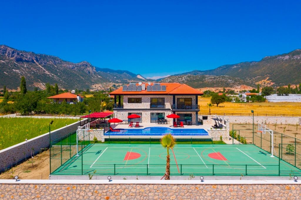 Bezirgan'da Hamam ve Saunalı, Özel Havuzlu, Basketbol Sahası, Özenle Dekore Edilmiş Kiralık Villa