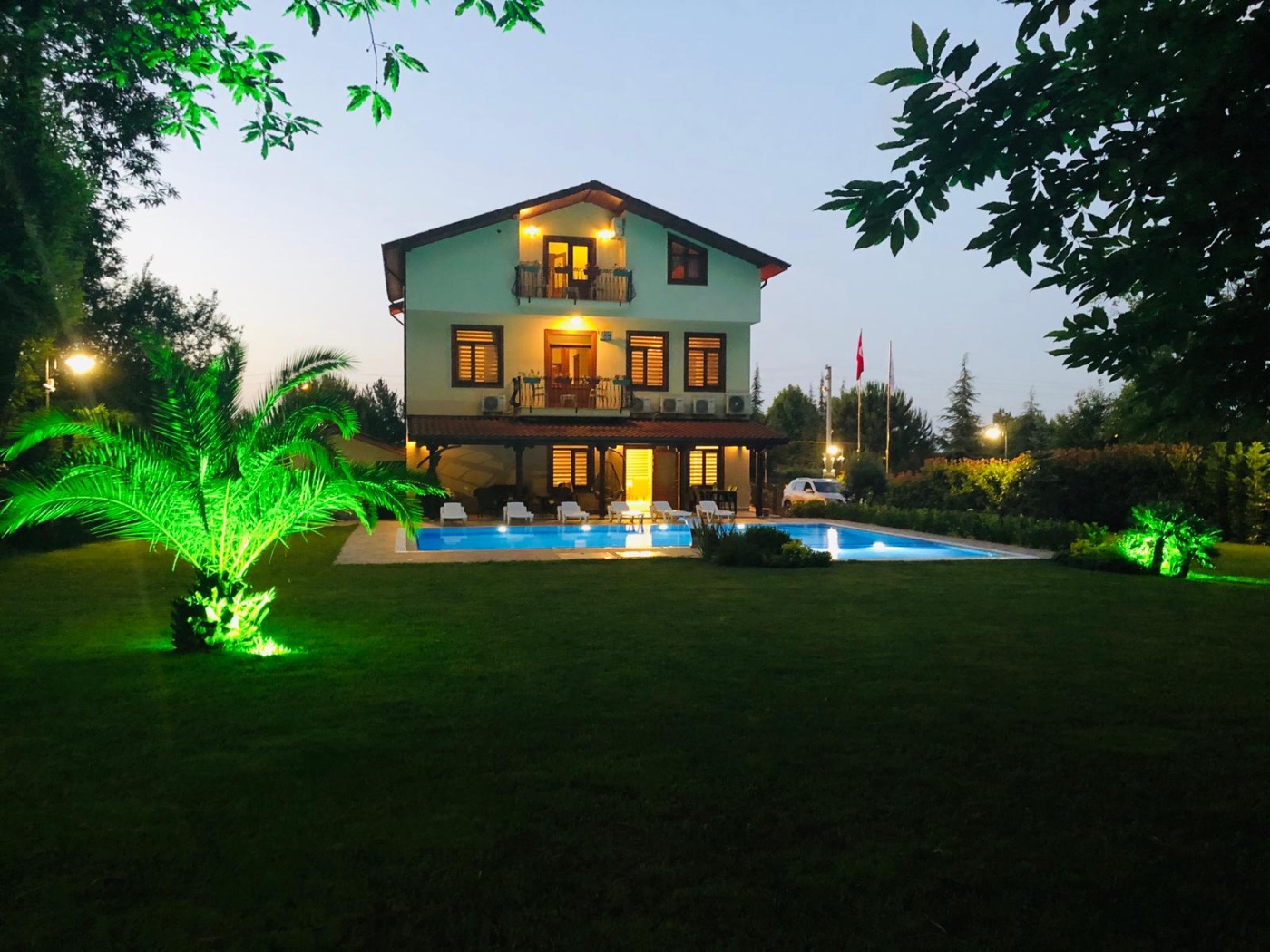 Sapanca'da Elverişli Konumda, Muhteşem Bahçeli, Ultra Geniş, Kiralık Villa