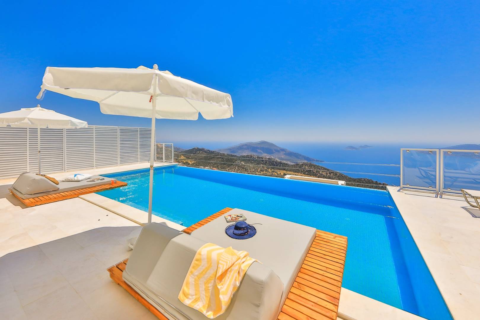 Kalkan Kördere'de Muhteşem Deniz ve Doğa Manzaralı, Sonsuzluk Havuzlu, Kiralık Modern Villa
