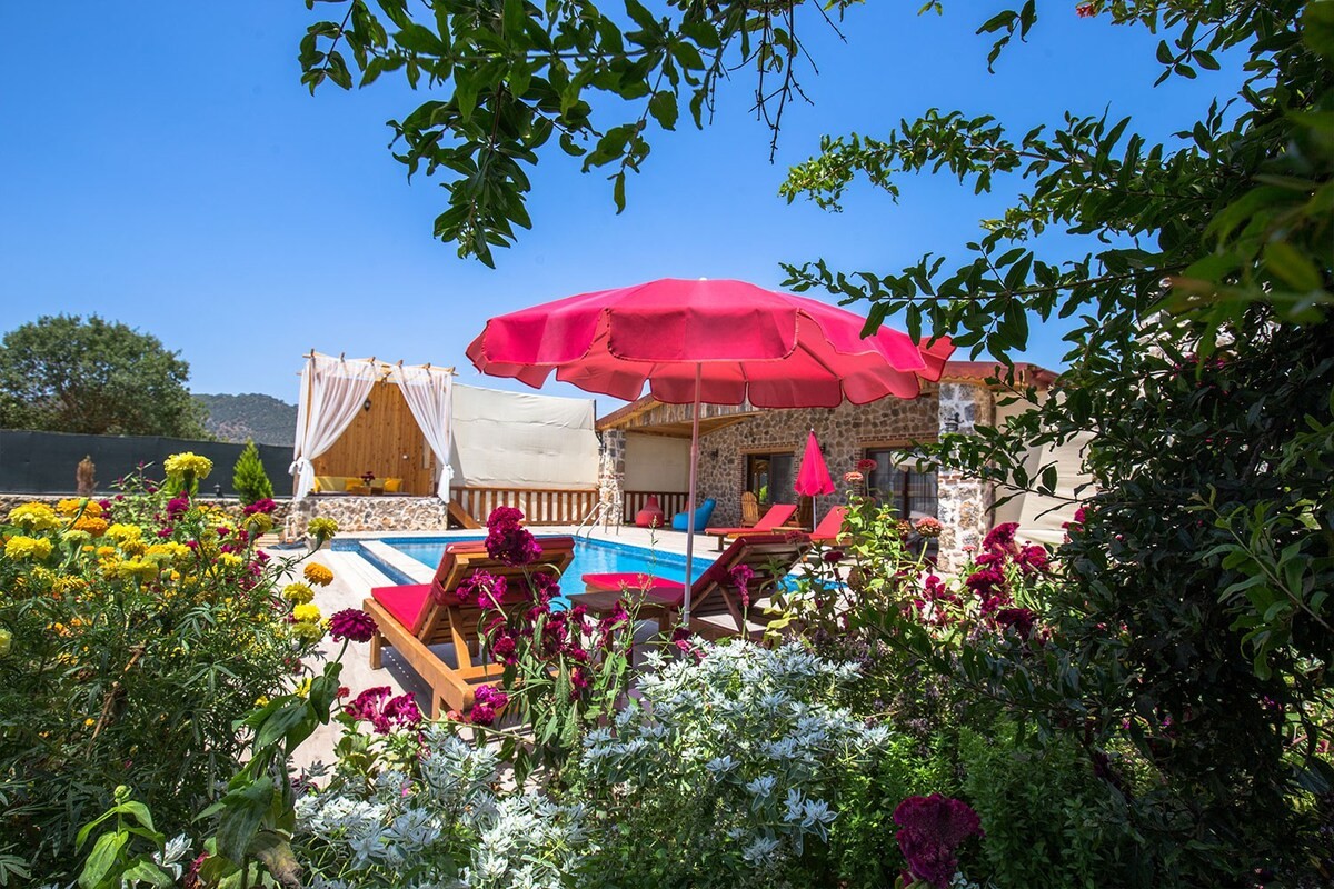 Fethiye Kayaköy'de Tasarımıyla Büyüleyen, Geniş Bahçeli, Özel Havuzlu, Kiralık Villa