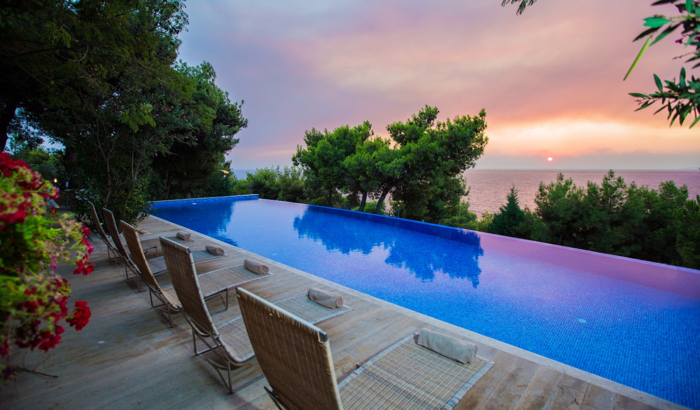 Kuşadası'nda Ege Denizi Manzaralı, Ortak Sonsuzluk Havuzlu, 7 Kişilik Villa