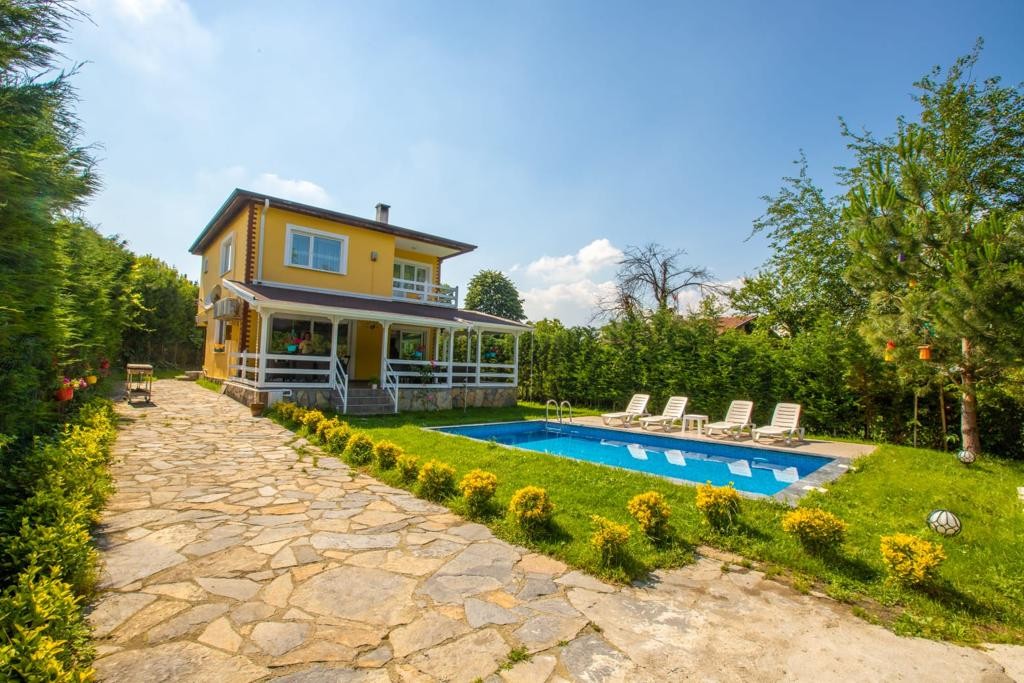 Sapanca Kırkpınar'da Yemyeşil Bahçe İçerisinde, Özel Havuzlu, Şirin Kiralık Villa