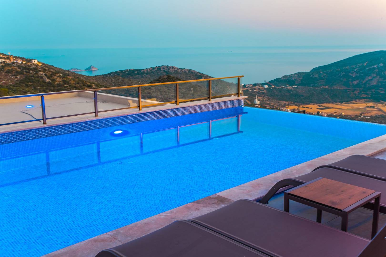 Kalkan Kördere'de Deniz Manzaralı, Isıtmalı İç Havuzlu, Huzurlu Villa
