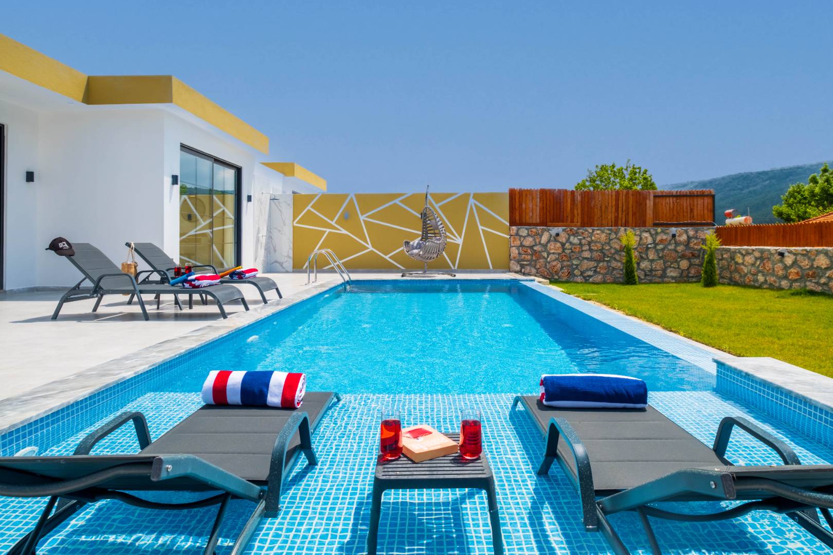 Kaş Sarıbelen'de Özel Havuzlu, Jakuzili, Modern Tasarımlı Kiralık Villa