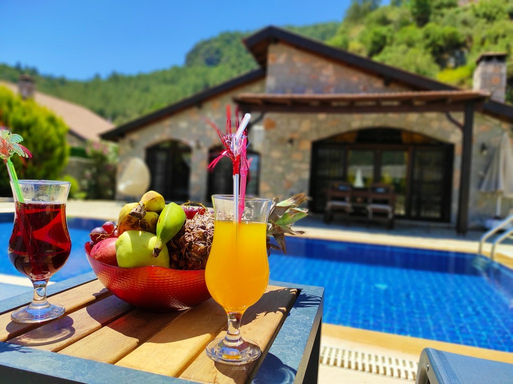 Fethiye Kayaköy'de Doğa İle İç İçe, Korunaklı Özel Havuzlu, Şömineli Taş Villa