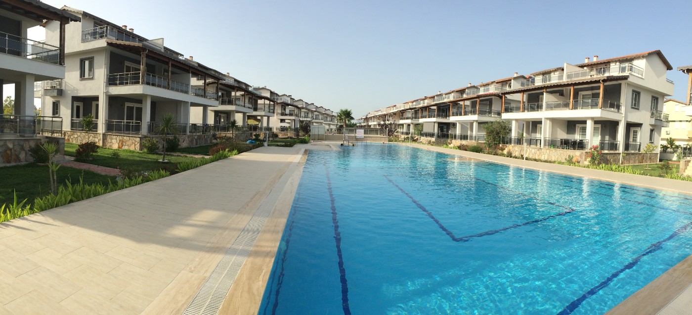 Kuşadası Güzelçamlı'da Ortak Havuzlu, 8 Kişilik, Tripleks Villa