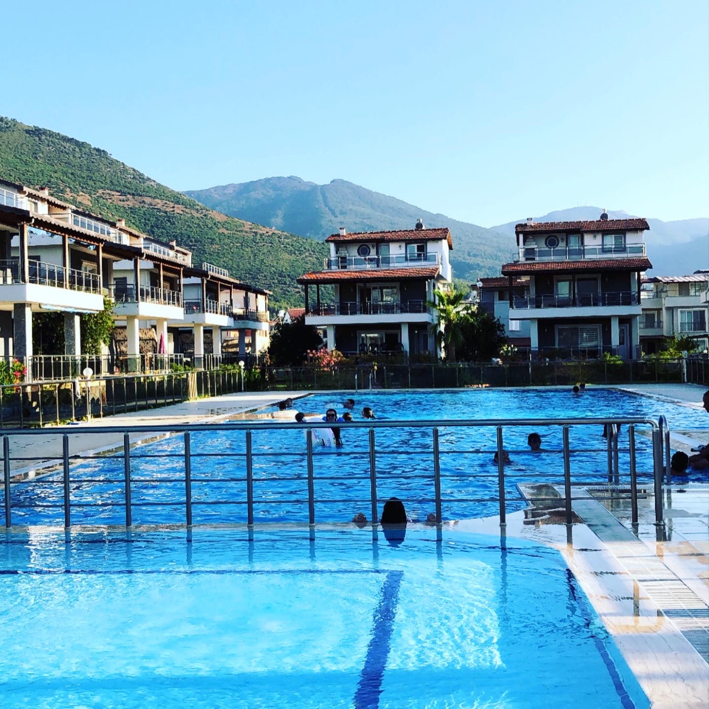Kuşadası Güzelçamlı'da Sahile Yakın, Ortak Olimpik Havuzlu, Geniş Balkonlu Villa
