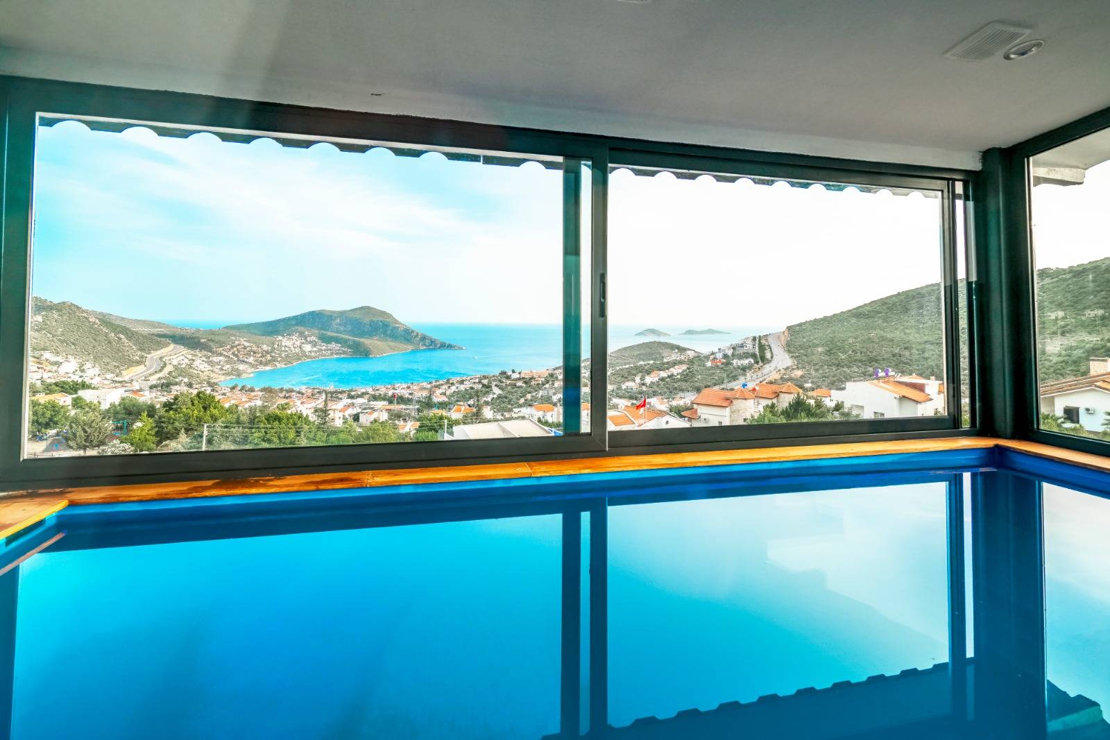 Kalkan Akbel'de Deniz Manzaralı, Özel ve Kapalı Havuzlu, Kiralık Balayı Villası
