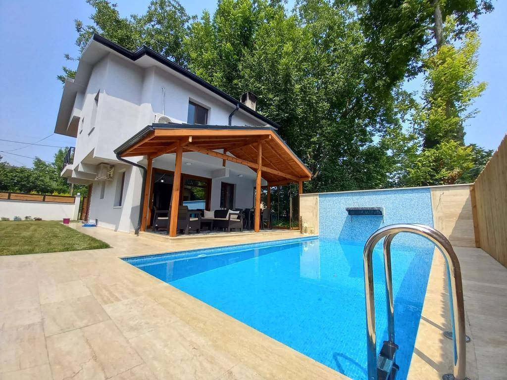 Sapanca Kırkpınar'da 8 Kişilik Konaklama Kapasitesine Sahip, Özel Isıtmalı Havuzlu, 3+1 Villa