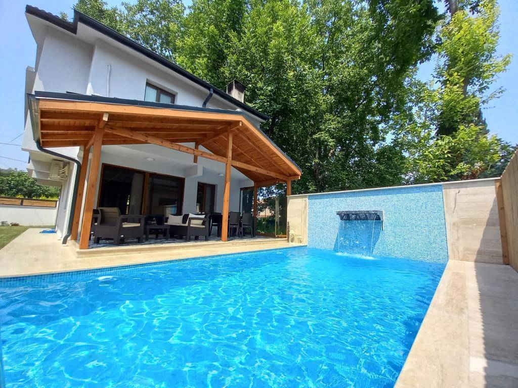Sapanca Kırkpınar'da 8 Kişilik Konaklama Kapasitesine Sahip, Özel Isıtmalı Havuzlu, 3+1 Villa
