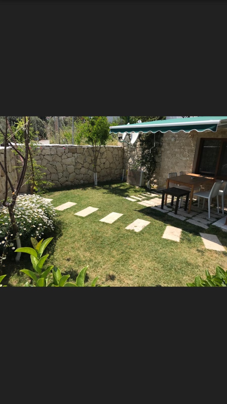 İzmir Karaburun'da Yemyeşil Bahçeli, Plaja Yakın Konumda, Kiralık Daire