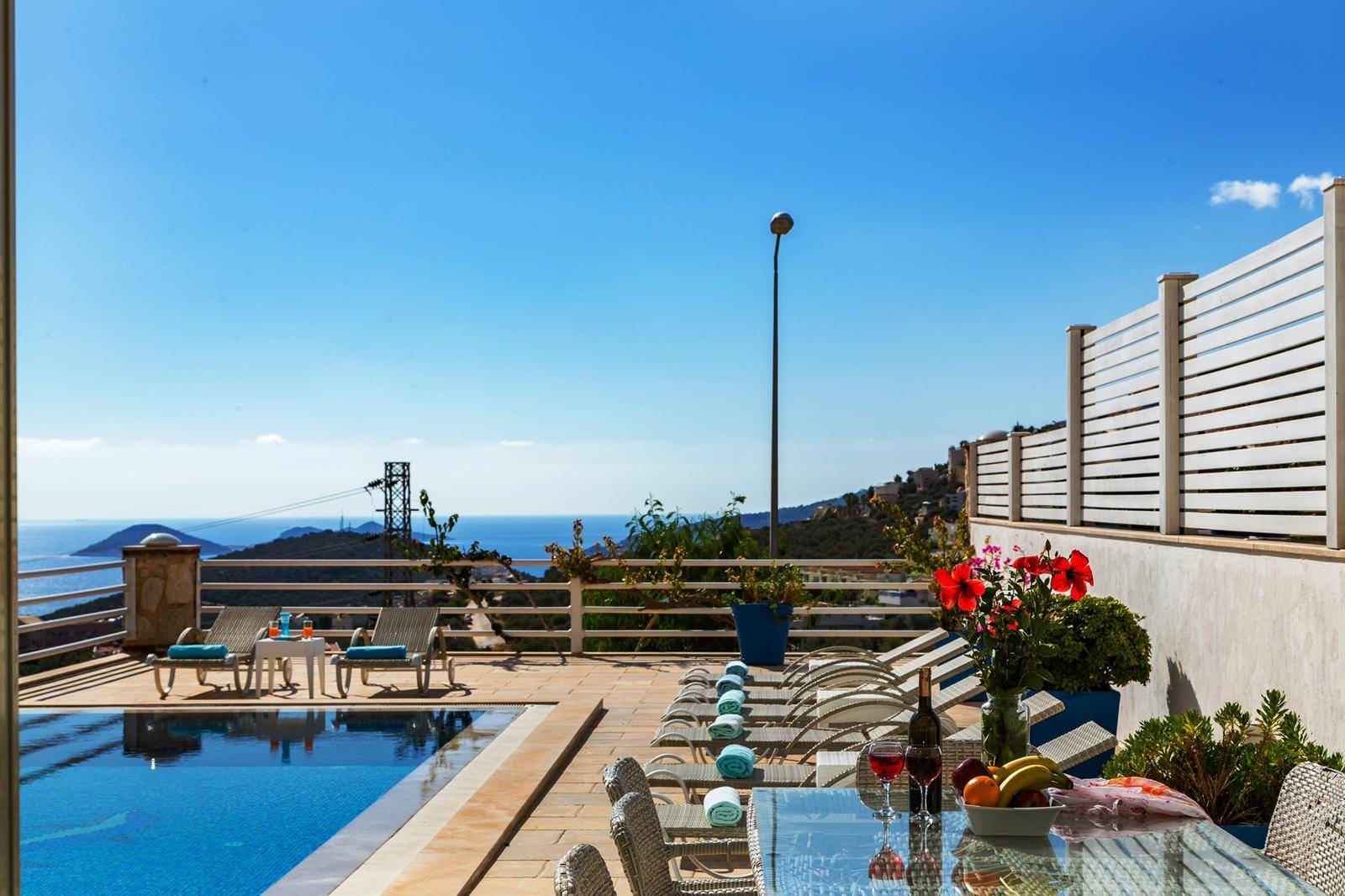 Kalkan'da Enfes Deniz Manzaralı, Özel Havuzlu, 8 Kişilik, Kiralık Villa