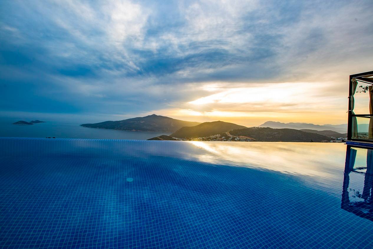 Kaş Kalkan'da Eşsiz Deniz Manzaralı, Sonsuzluk Havuzlu, 4+1 Kiralık Villa