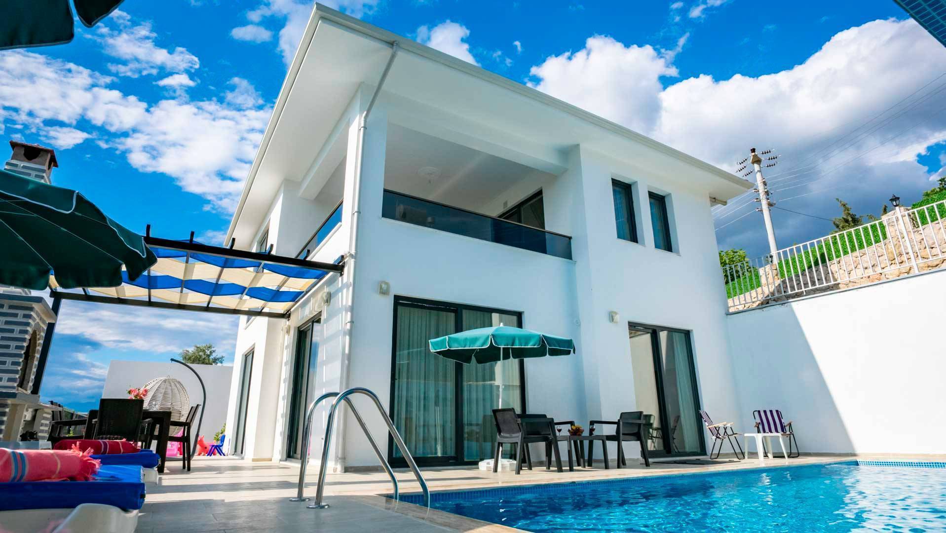  Fethiye'de Merkezi Konumda, Korunaklı Özel Havuzlu, Kiralık Modern Villa