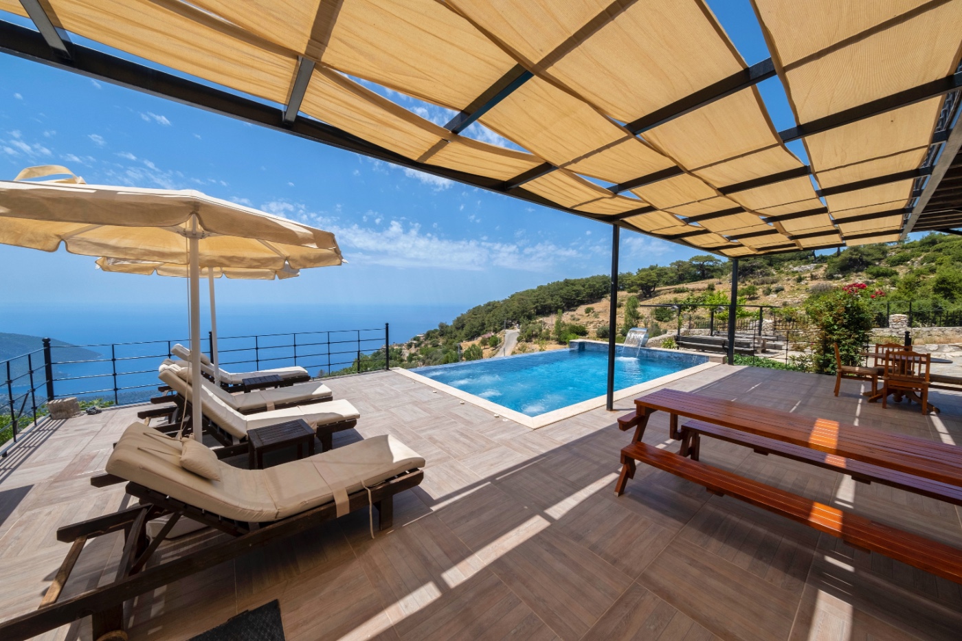 Fethiye Karaağaç'ta Deniz Manzaralı, Sonsuzluk Havuzlu, 6 Kişilik Kiralık Villa