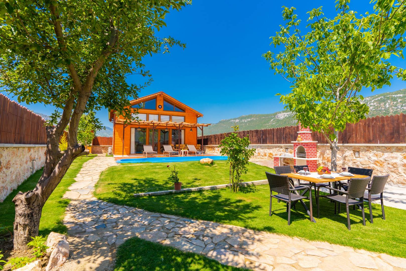 Antalya Kaş'ta Ahşap Tasarıma Sahip, Özel Havuzlu, 4 Kişilik, Kiralık Lüks Villa