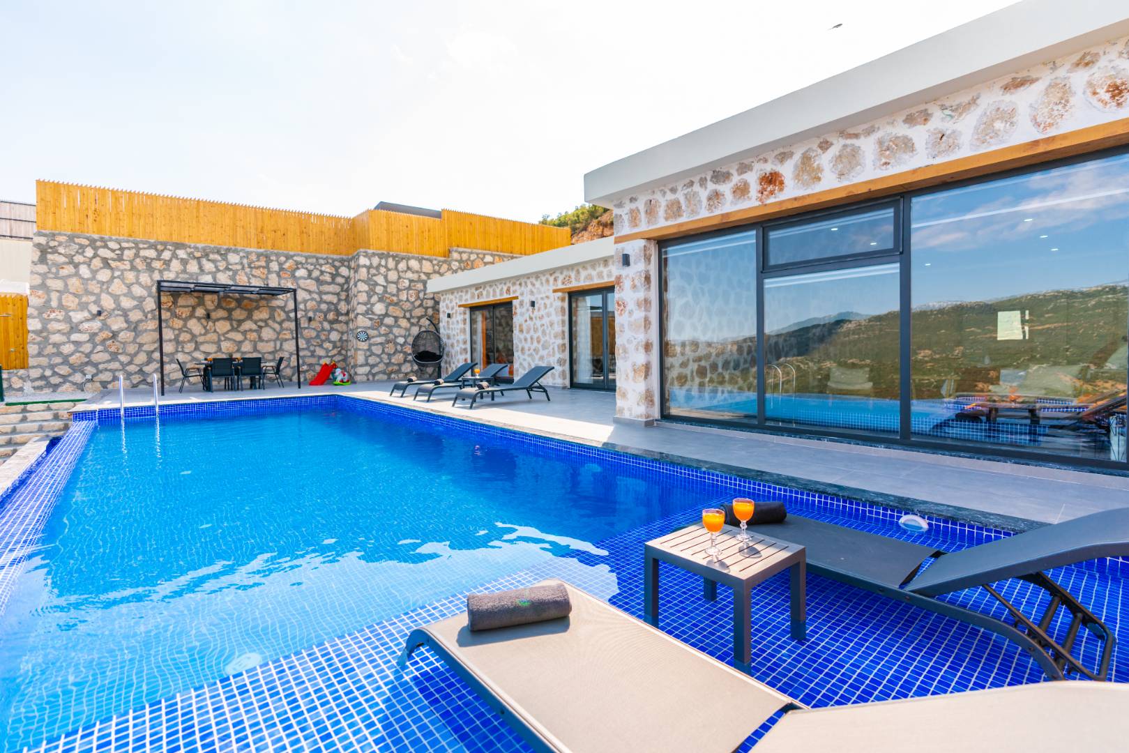 Kaş Kalkan'da Isıtmalı Havuzlu, Korunaklı, Sakin Konumda Villa