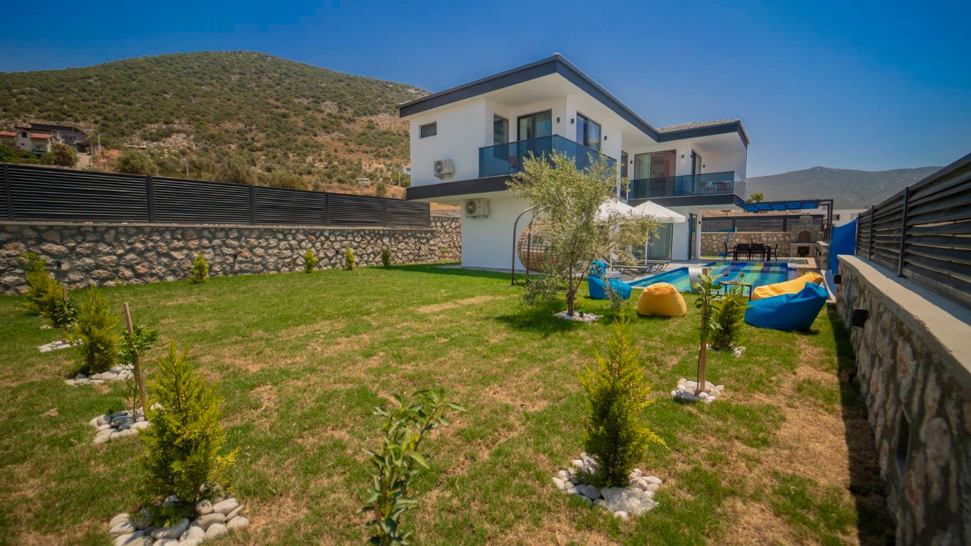 Kalkan Yeşilköy'de Geniş Bahçeli, Özel Havuzlu, Kiralık Villa