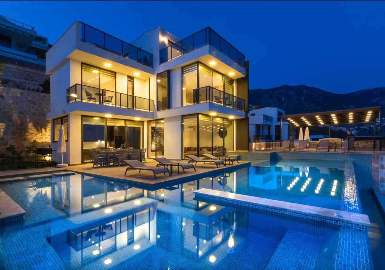 Kalkan'da Modern Mimarili, Muhteşem Deniz Manzaralı, Sonsuzluk Havuzlu Kiralık Villa