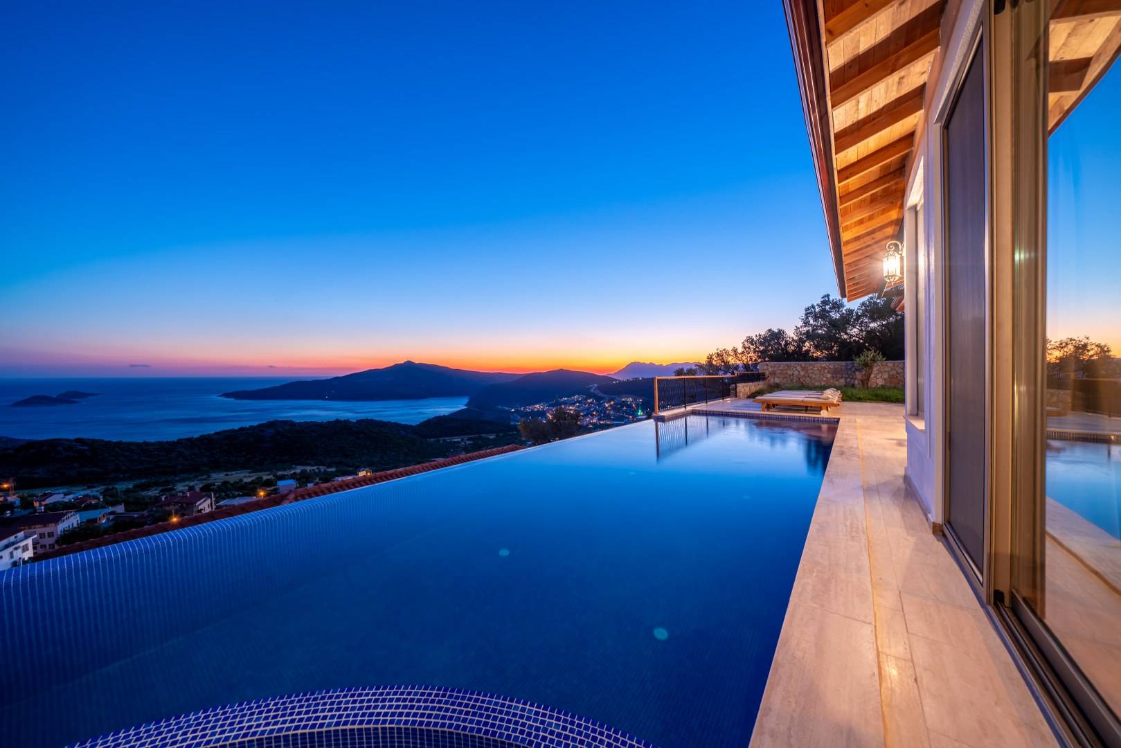 Kalkan Kördere'de Doğa ile İç İçe, Deniz Manzaralı, Isıtmalı Havuzlu, Kiralık Villa