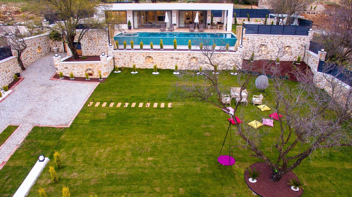 Kaş Sarıbelen'de Müthiş Bir Doğa İçerisinde, Özel Havuzlu, Geniş Bahçeli ve Jakuzili Villa