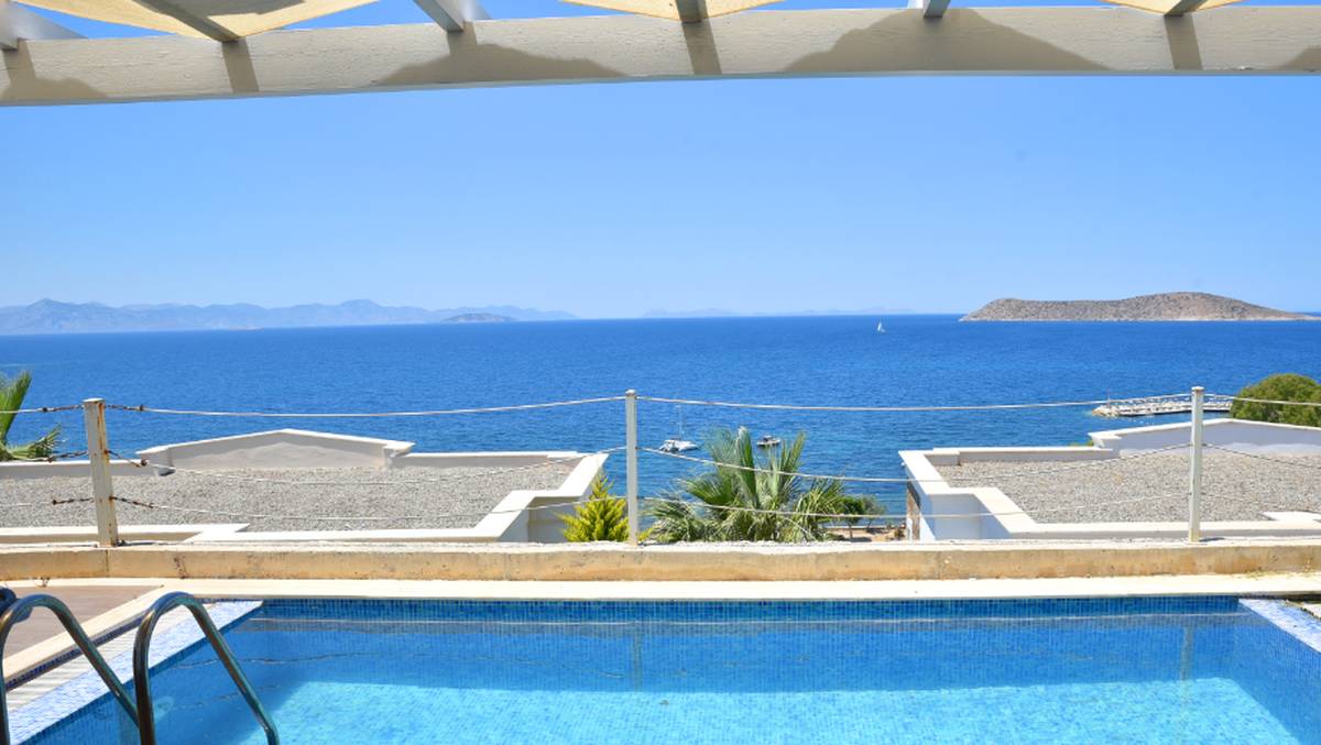 Bodrum Gümüşlük'te Harika Deniz Manzaralı, Özel Havuzlu Modern Villa