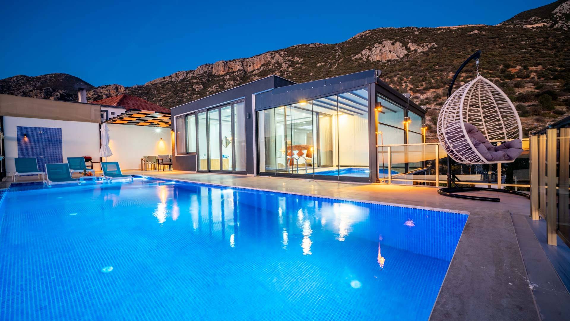 Kalkan Kördere'de Enfes Deniz Manzaralı, Kapalı Özel Havuzlu, 2+1, Şık Villa 