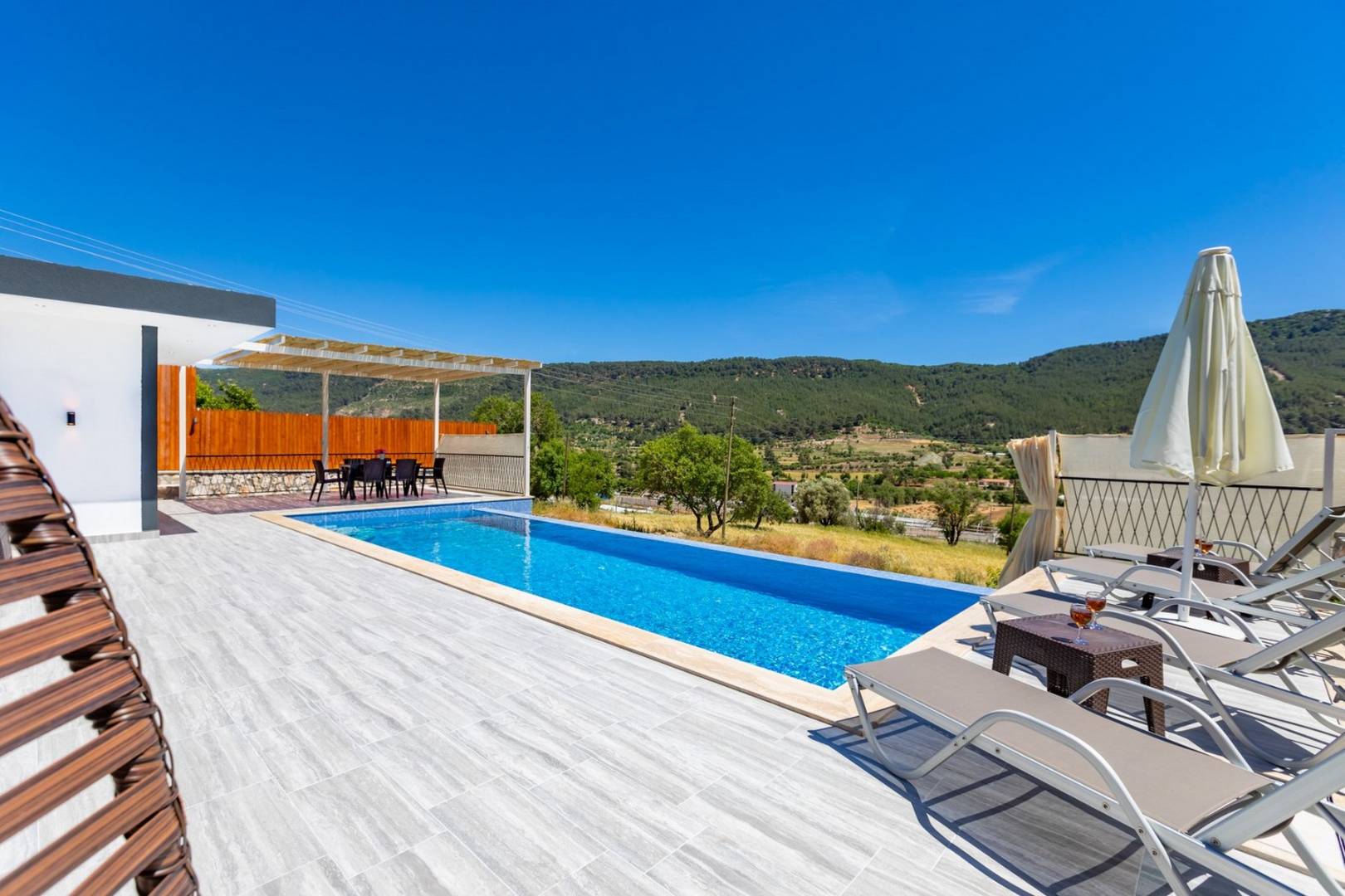 Kaş Sarıbelen'de Doğa İçerisinde, Korunaklı Özel Havuzlu, Şık Kiralık Villa