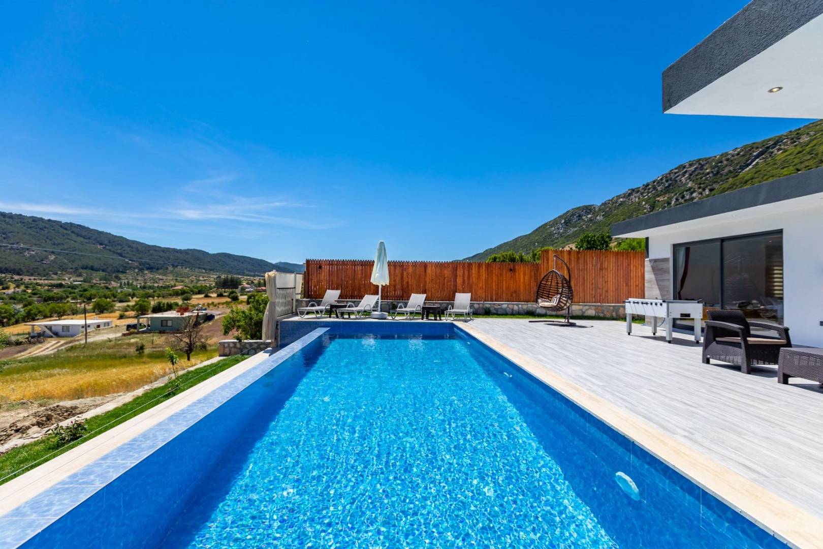 Kaş Sarıbelen'de Doğa İçerisinde, Korunaklı Özel Havuzlu, Şık Kiralık Villa