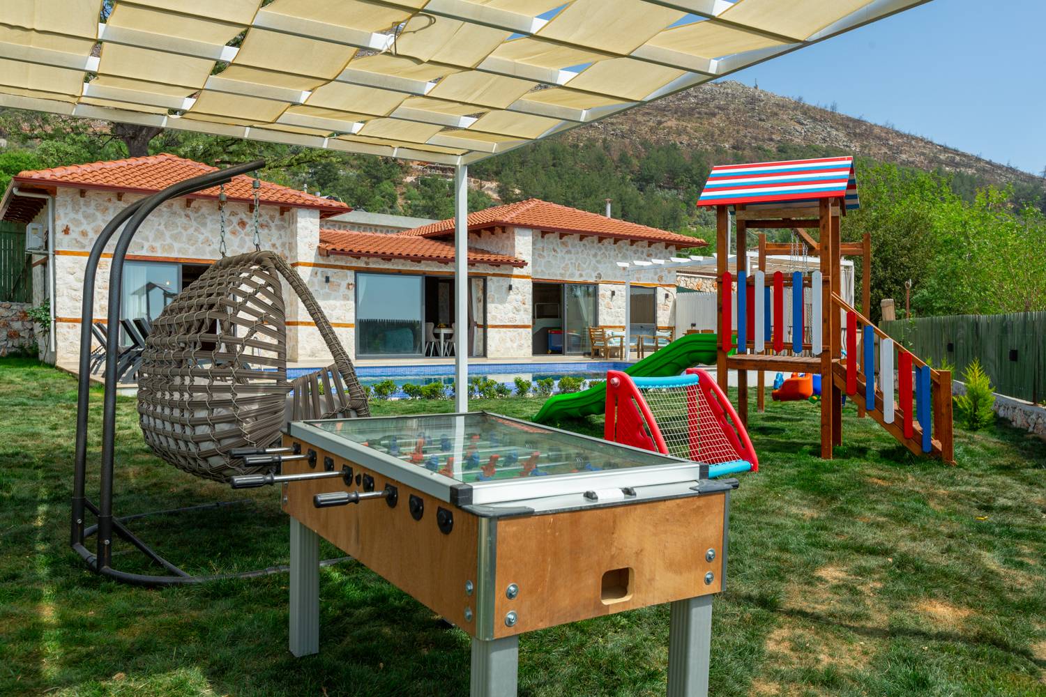 Kaş Üzümlü'de Çocuk Oyun Alanlı, Kapalı Özel Havuzlu, Çekirdek Ailelere Uygun, Modern Villa