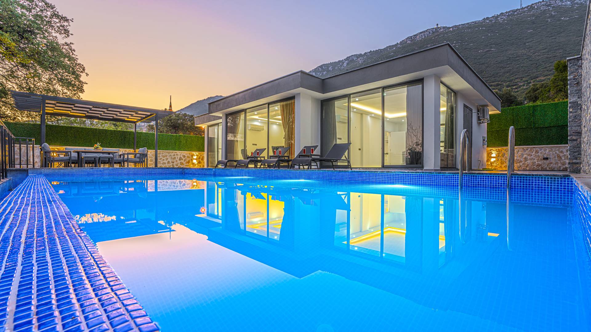 Antalya Kaş'ta Doğa Manzaralı, Özel Havuzlu, Şık Tasarımlı Kiralık Villa