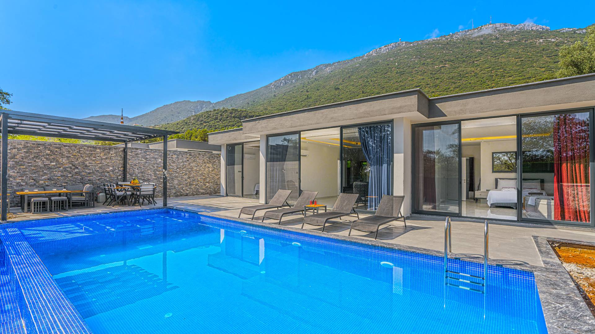 Antalya Kaş'ta Doğa İçerisinde, Korunaklı Özel Havuzlu, Modern Tasarımlı Villa