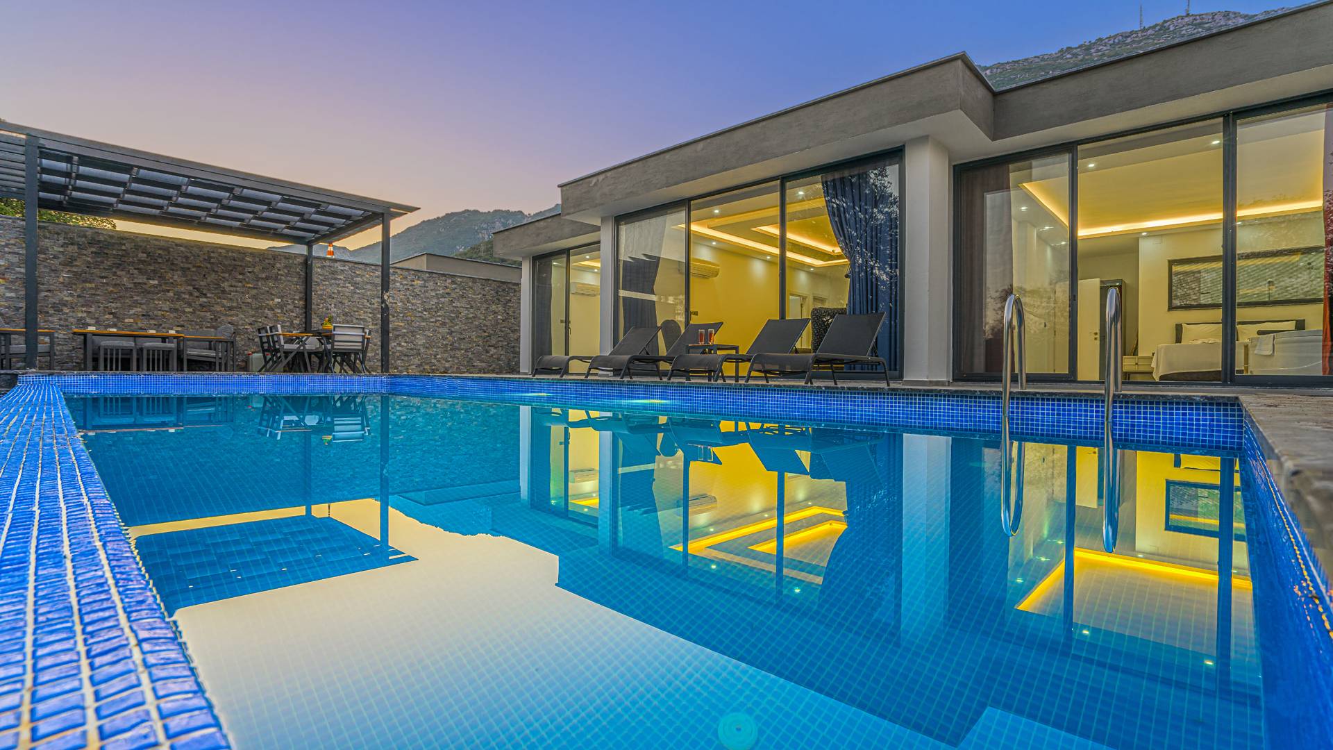 Antalya Kaş'ta Doğa İçerisinde, Korunaklı Özel Havuzlu, Modern Tasarımlı Villa