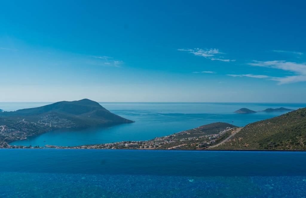 Kalkan'da Enfes Deniz Manzaralı, Özel Yetişkin ve Çocuk Havuzlu, Konforlu Villa