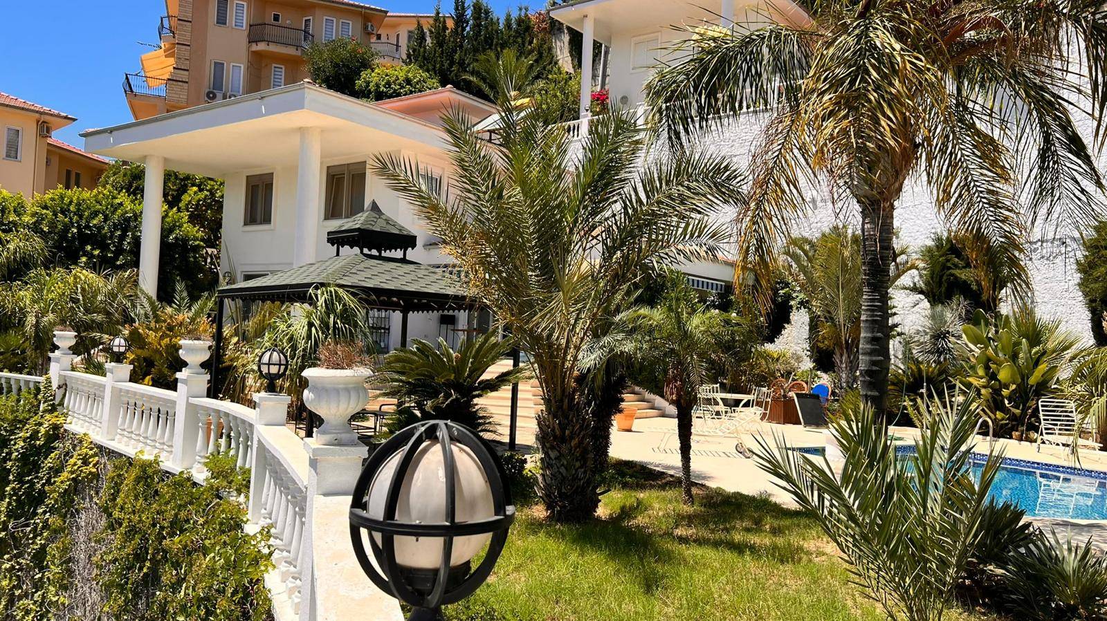 Alanya'da Muhteşem Deniz Manzaralı, Geniş Bahçeli ve Özel Havuzlu, Lüks Kiralık Villa