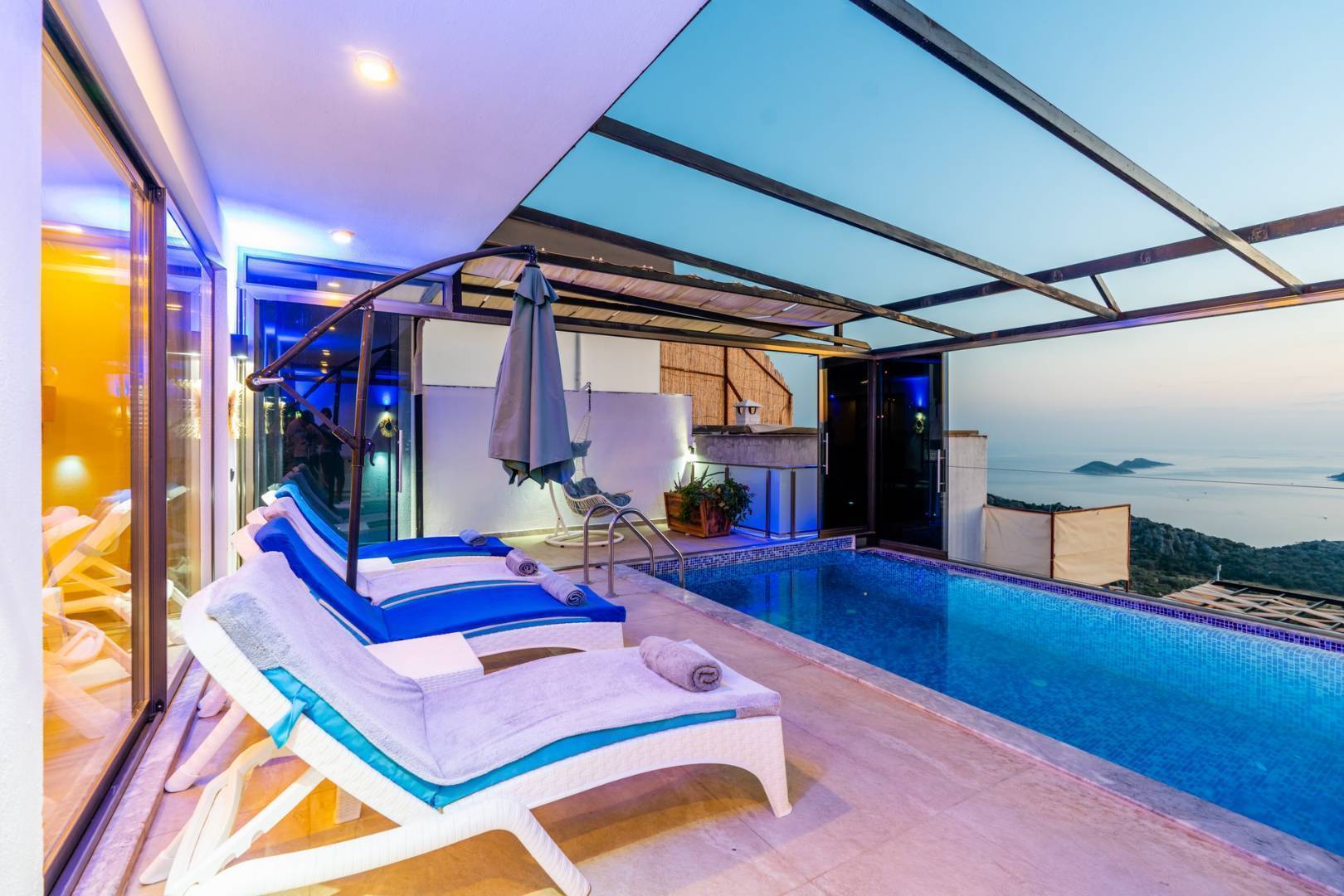 Kaş Kalkan'da Deniz Manzaralı, Isıtmalı Havuzlu, Modern Tasarımlı Kiralık Villa
