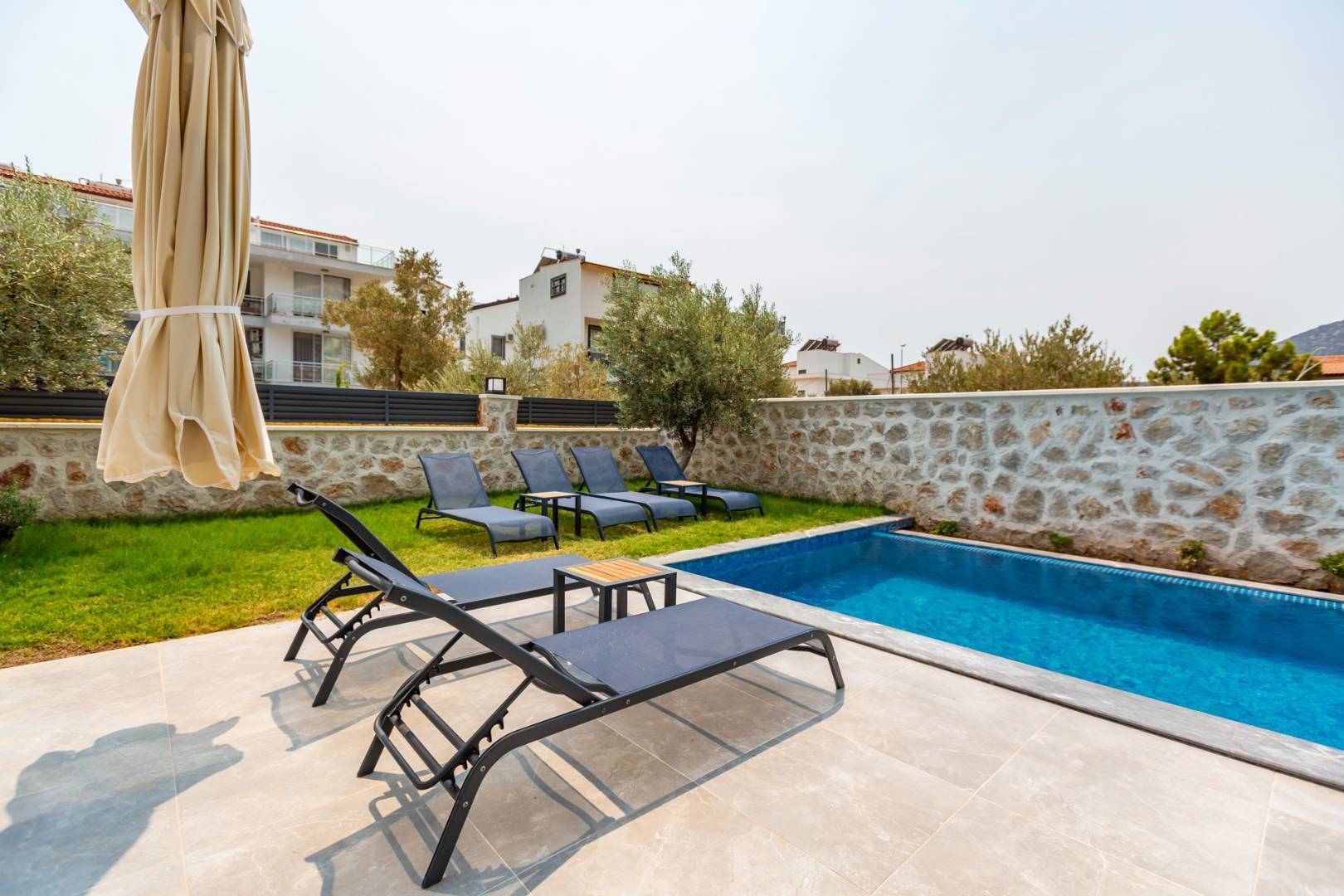 Kalkan Kalamar'da Plaja Yakın Konumda, Özel Havuzlu, Modern Villa