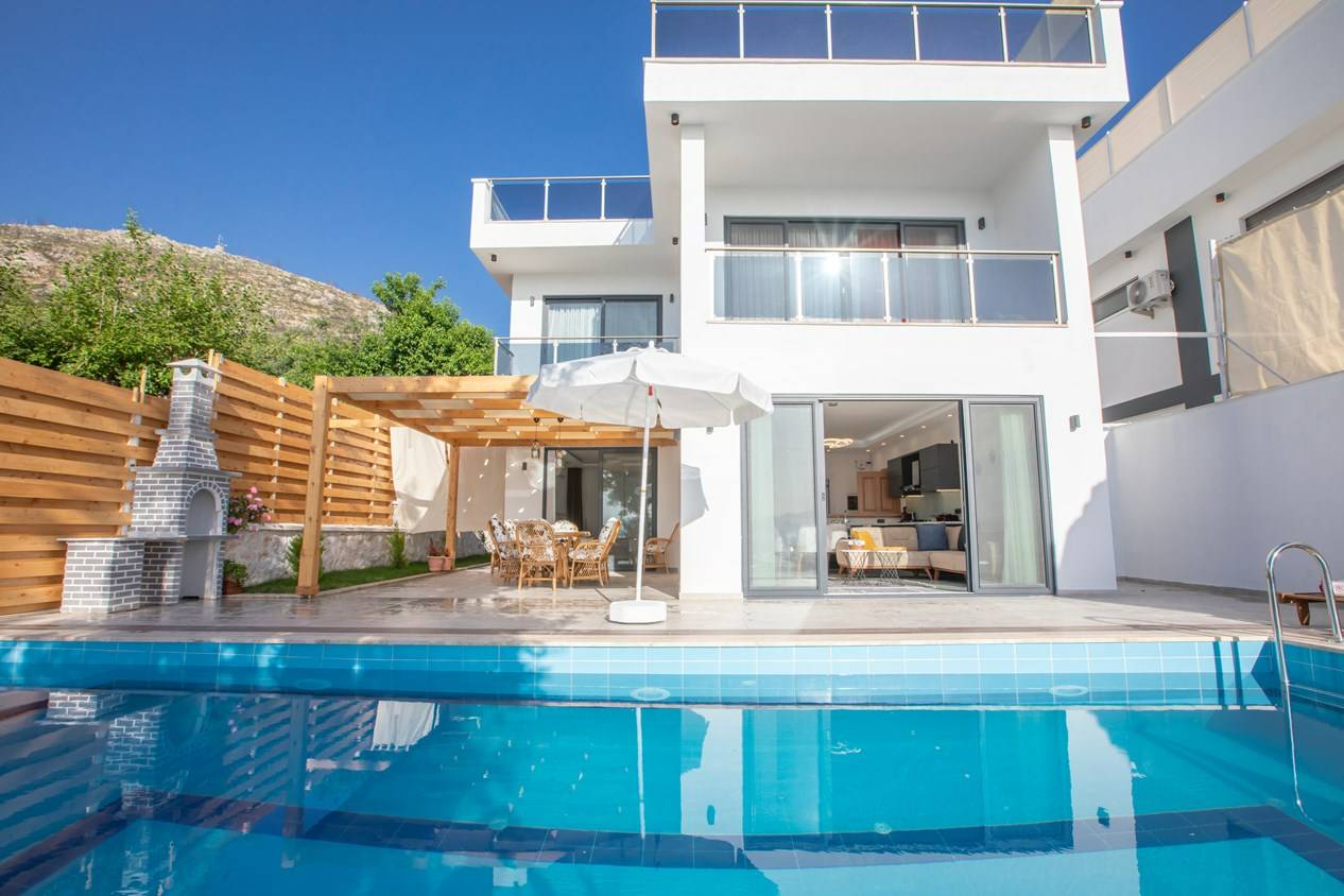 Kalkan Üzümlü'de Korunaklı Özel Havuzlu, Modern Tasarımlı Villa