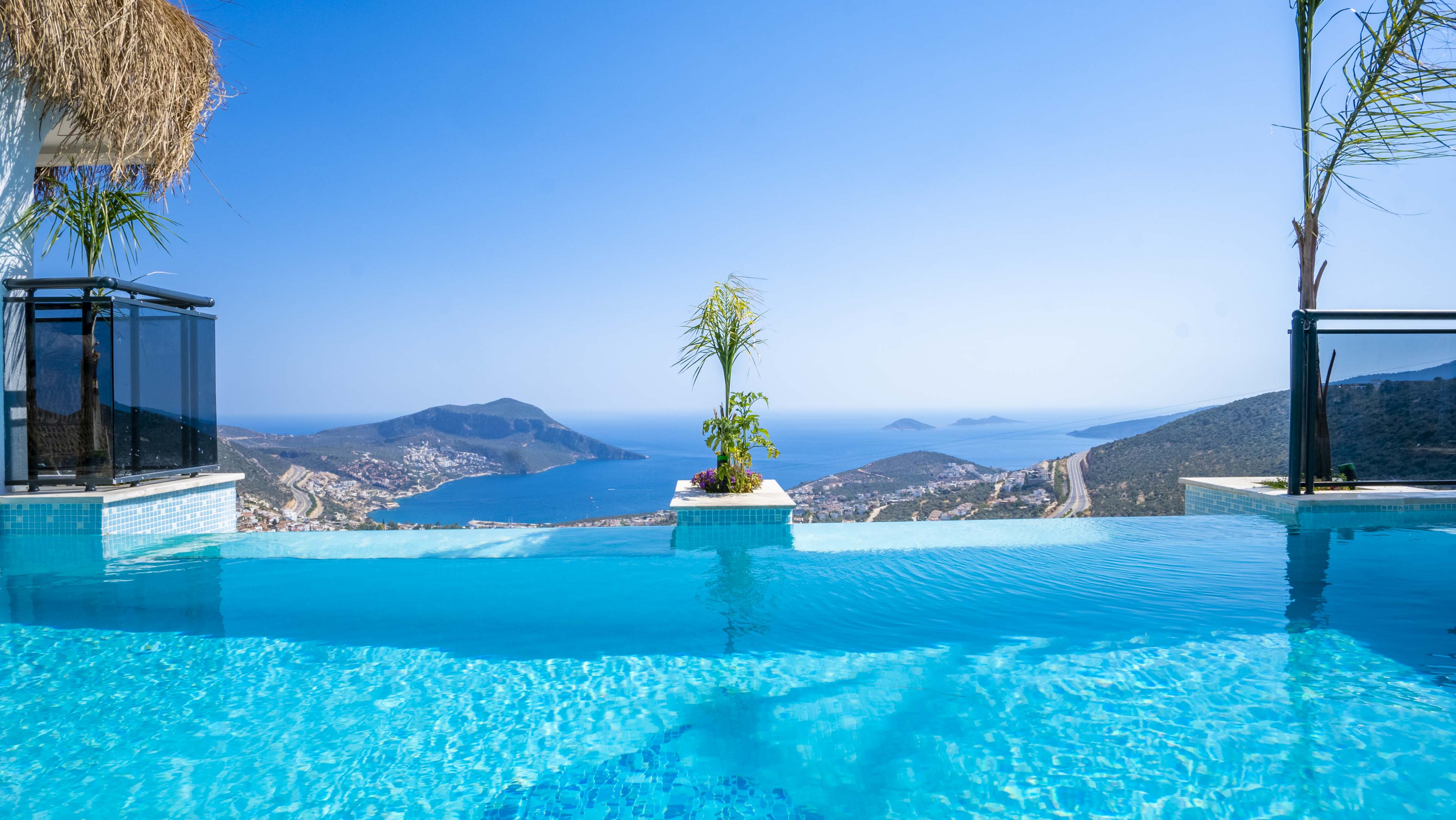 Kalkan Akbel'de Harika Deniz Manzaralı, Sonsuzluk Havuzlu, 4 Kişilik, Şık Villa