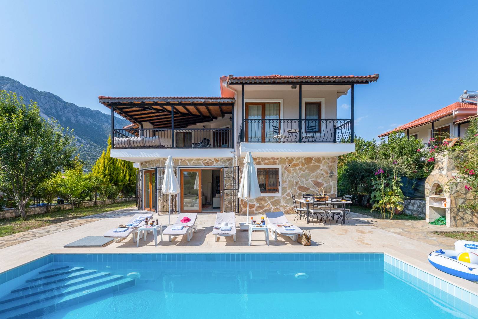 Kaş Bezirgan'da Geniş Ailelere Uygun, Özel Havuzlu, Modern Villa